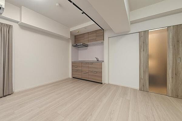 室内全体フルリフォームを施した、キッチンと居室が一体となったワンルームの間取りです。壁紙や床、水回り設備が新しく交換されており、汚れや使用感のない状態で、すぐに新しい生活をスタートできます♪
