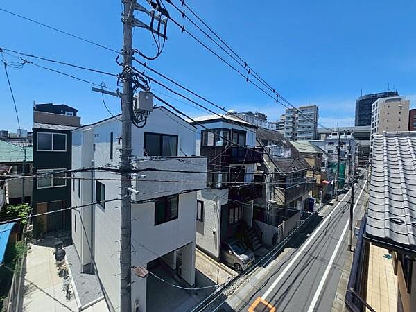 バルコニーや窓から現地周辺の景色を見渡せる眺望です。前面に視界を遮る高い建物がないため、外からの視線を気にせず過ごせます。日当たりや通風も確保しやすく、室内に開放感をもたらす構造です♪
