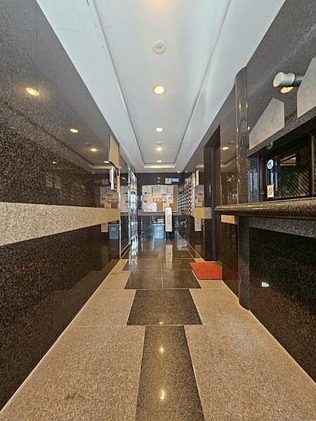 建物の共有部分であるロビーです。床や壁面などの内装が綺麗に維持管理されており、清潔感のある空間となっています。居住者や来訪者が日常的に通行する場所であり、ゴミなどもなく整えられています◎