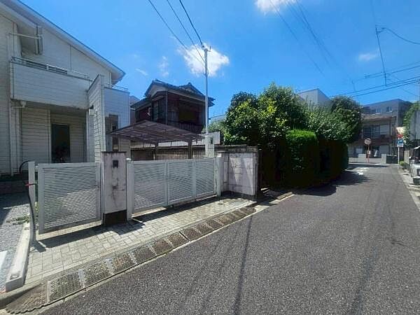 第一種低層地域ならではの、緑豊かで落ち着いた街並み。前面道路は交通量が少なく静かなため、小さなお子様がいるご家庭でも安心してお過ごしいただける住環境です。
