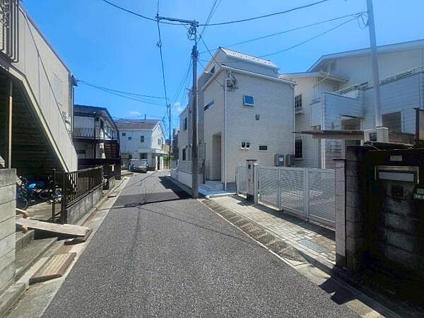 南東側4.0ｍの公道に面しており、陽当りと開放感は良好です。前面道路はフラットで視界が開けているため、1階部分にもしっかりと心地よい光が差し込みます。