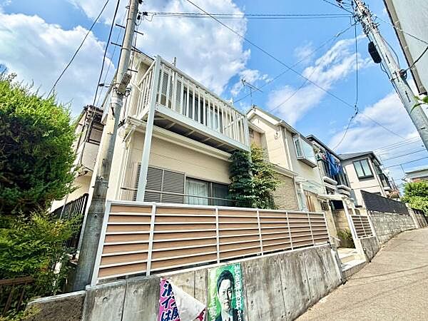 新宿区上落合3丁目は、生活利便性に優れた住環境が魅力です。  徒歩3分にコンビニや4分にスーパーが揃っており、日常の買い物が非常にしやすい立地です。