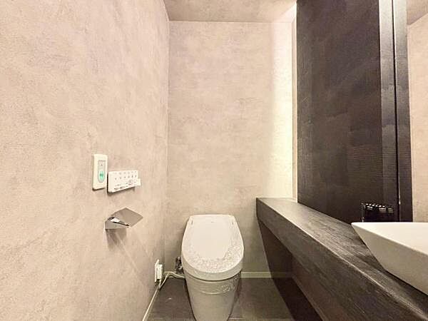 【ホテルのような洗練されたトイレ空間】手洗いや身支度に便利な独立した洗面台を室内に完備。白と黒を基調としたスタイリッシュなデザインで、生活感を感じさせないラグジュアリーなプライベート空間を演出します♪