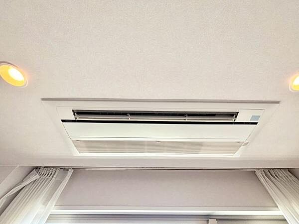 各居室には天井埋め込み式のエアコンを採用しており、空間の美しさと快適性を両立した上質な仕様となっています。風が室内に均一に広がるため季節を問わず快適にお過ごしいただけます！エアコンは新品に交換済み