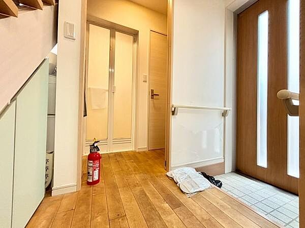 玄関のすぐ横にお風呂があるため、帰宅後すぐに浴室へ直行できます！外の汚れやウイルスをお部屋に持ち込まず、サッと洗い流せるのが魅力。手洗いや入浴の習慣が自然と身につく、今の時代に嬉しい間取りです♪
