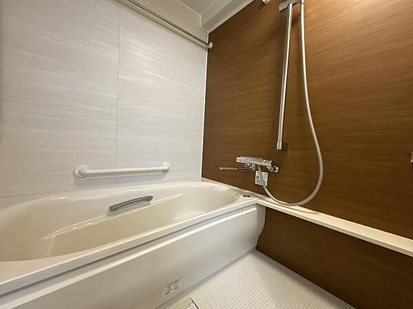 明るく清潔感あふれるバスルーム。使いやすい設備を備え、毎日の入浴時間を心地よく演出します。