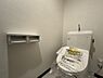 トイレ：清潔感のある落ち着いたトイレ空間。毎日快適にお使いいただける、シンプルで使いやすいデザインです。