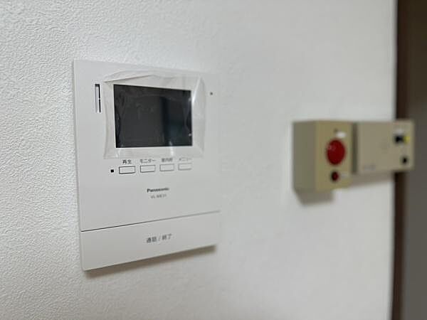 来訪者を確認できるモニター付きインターホンを設置。防犯面にも配慮された安心の設備です。