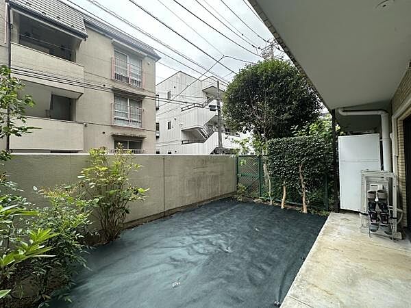 住戸から中庭を眺められる心地よい住環境。建物に囲まれた穏やかな空間で、ゆったりとした時間を過ごせます。