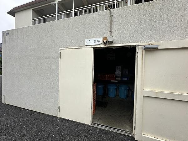 マンション内に設置されたゴミ置き場。日々の暮らしをサポートする便利な設備が整っています。