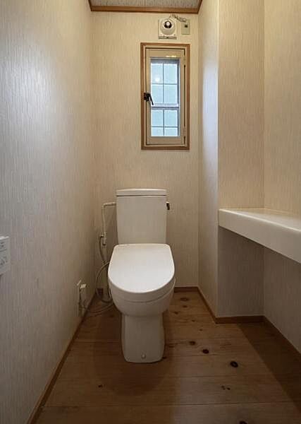清潔感のある落ち着いたトイレ空間。毎日快適にお使いいただける、シンプルで使いやすいデザインです。