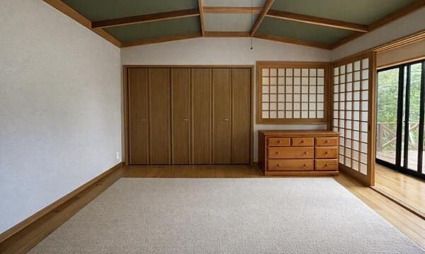 やさしい色合いの内装で統一された居心地の良い洋室。プライベートな時間をゆったりと過ごせる住空間です。