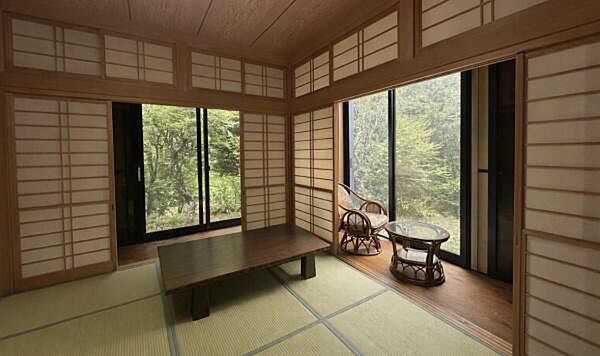 外からの光がふすま越しに優しく広がる、明るく落ち着いた和室です。ゴロゴロと寝転がってリラックスできるのは畳ならではの魅力。ホッと一息つける癒やしの空間で、毎日の疲れを心地よく癒やしてくれます。