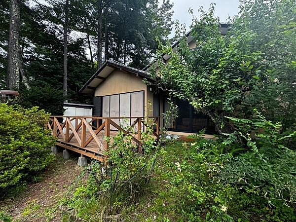 ウッドデッキで気持ちよく日光浴はいかがでしょうか。