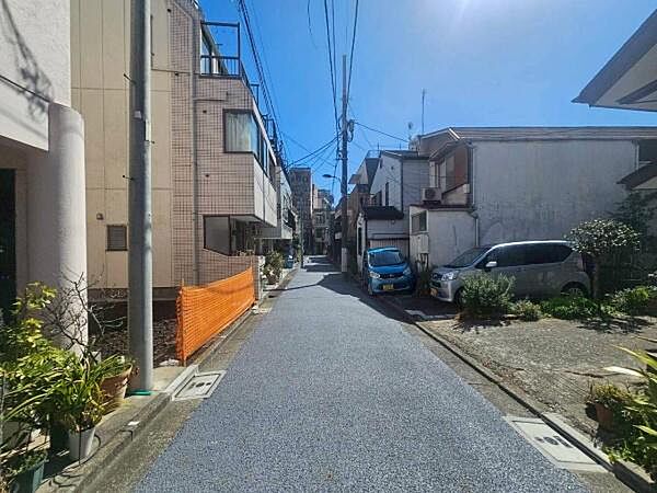 現地（2025年3月）撮影幅員4ｍ接道約4.3ｍ落ち着いた地域柄であり、ゆとりのある暮らしに適しております。