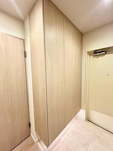 家族全員の靴が丸ごと収まる、大容量シューズクローク！靴で散らかりがちな玄関をいつでもスッキリ綺麗な状態に保てます。優しい色合いの廊下や、大理石貼りの高級感溢れる空間にも美しく調和します。