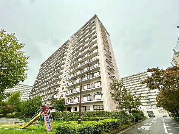 緑豊かな公園がすぐ近く！子育て環境にも最適な14階建てマンション。外観の美しさはもちろん、お散歩やリフレッシュにぴったりな公園が身近にある贅沢なロケーション。のびのびと心地よく暮らせる住環境です。