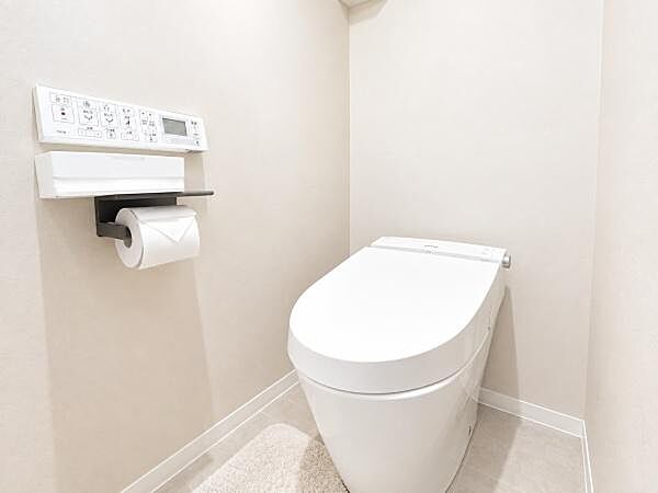 【温水洗浄便座付きトイレ】毎日快適に使える人気の温水洗浄便座を完備！白を基調とした清潔感のある空間でお手入れもラクラクです。※掲載しているお部屋の画像はすべて、見やすさのためCG加工を施しています。