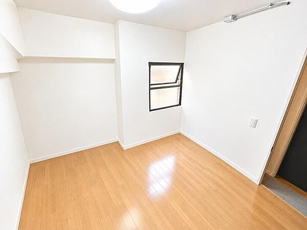【4.0帖の納戸】十分な広さがあり、季節物の収納やテレワーク、趣味の部屋など多目的に使える便利な空間です。※掲載している画像はすべて、見やすさやイメージのためにCG加工を施しています。