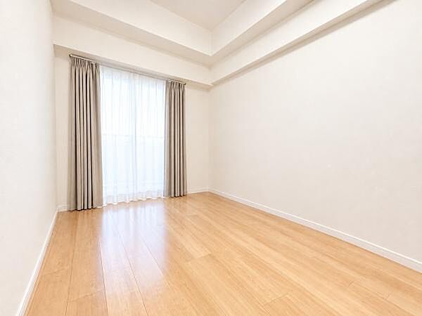 【陽当り良好な洋室6.0帖】大きな窓から明るい光が差し込むゆとりあるお部屋です。寝室や主寝室としても快適に使えます！※掲載しているお部屋の画像はすべて、見やすさやイメージのためにCG加工を施しています