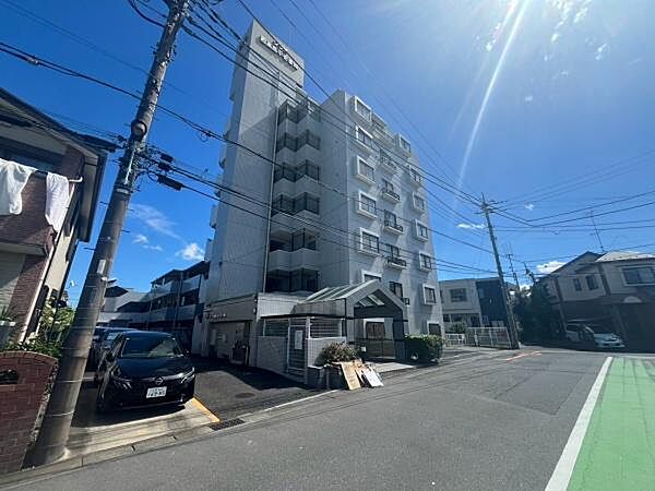 【前面道路が広く開放的】前面の道路幅が広く、向かいの建物と十分な距離があるため陽当り・通風ともに良好です。7階建てのスタイリッシュな佇まいで、圧迫感のない落ち着いた住環境が確保されています。