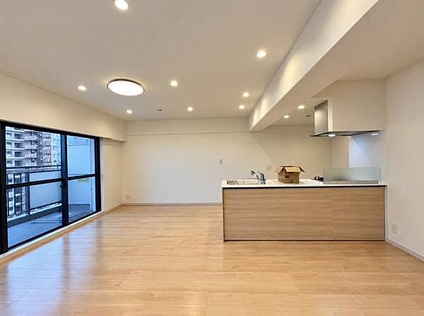 陽当たり・通風ともに良好な「南東角部屋」の贅沢な住戸！ 17.4帖の広々としたLDKには心地よい自然光がたっぷり差し込み、一日中明るく開放的な空間が広がります。家族が自然と集まる心地よいリビングです。
