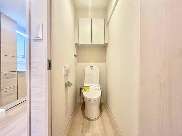 デッドスペースを有効活用した、便利な上部収納付きのトイレ。 トイレットペーパーのストックや掃除用具などをサッと目隠しして収納できるため、生活感を抑え、いつもすっきりとした清潔感をキープできます。