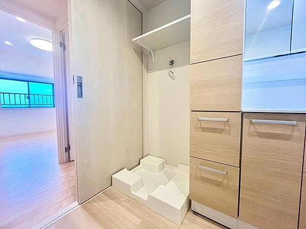 万が一の水漏れを防ぎ、階下への配慮も安心な洗濯パン（防水パン）を完備。 ゆとりある洗面室のため、大型の洗濯機もスムーズに設置可能です。毎日の脱衣や洗濯、身支度が快適に行える機能的な空間です。