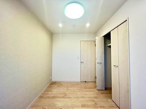 ベッドやデスクをコンパクトに配置できる、約5.0帖の洋室です。 各室クローゼットが完備されているため、家具を最小限に抑えてお部屋を広く使えます。お子様部屋や個人のお部屋にちょうど良いサイズ感です。