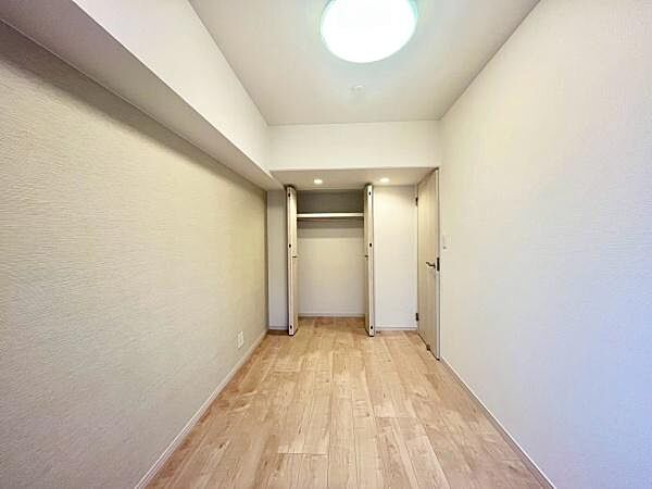シングルベッドやデスクを置くのにちょうど良い広さの5.4帖の洋室。 無駄のない綺麗な間取りのため、家具が効率よく配置できてお子様部屋に最適です。クローゼット完備でお部屋をスッキリ広く使えます。