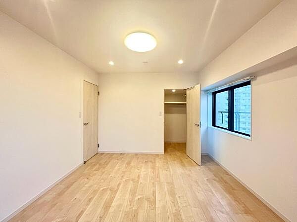 ゆとりある8.5帖の洋室は、大型ベッドを置いても空間に十分なゆとりがあります。 大容量のWICを完備しているため、余計な収納家具を置く必要がなく、お部屋本来の広さを活かした快適な主寝室が作れます。