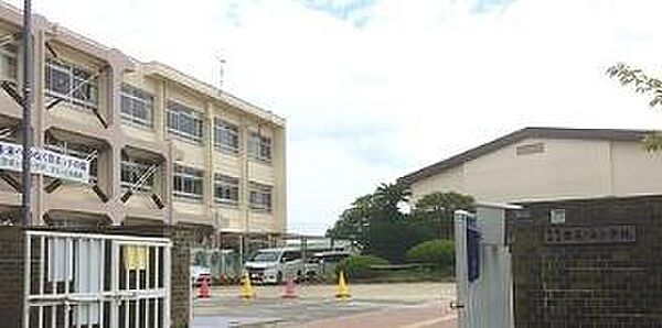 奈良市立登美ケ丘小学校まで1303m
