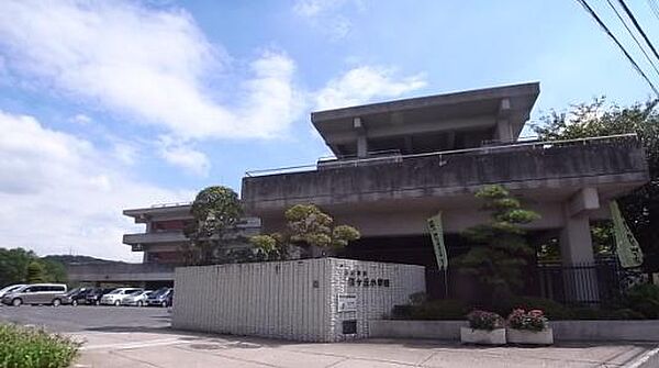 生駒市立桜ケ丘小学校まで1037m