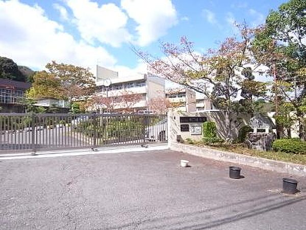 生駒市立鹿ノ台小学校まで1290m