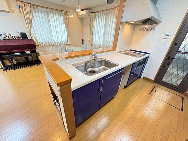 カウンターキッチンですのでリビングを見渡せます。