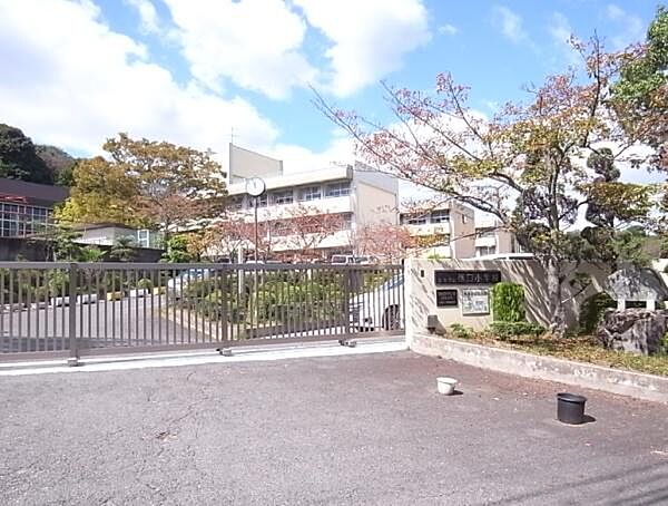 生駒市立俵口小学校まで1277m