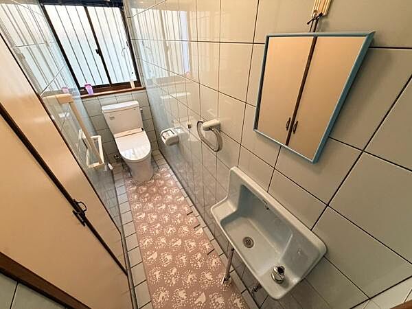 1階トイレの写真です。1階、2階にトイレがあり便利です♪