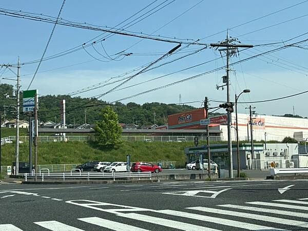 ファミリーマート近鉄東山駅前店まで1009m