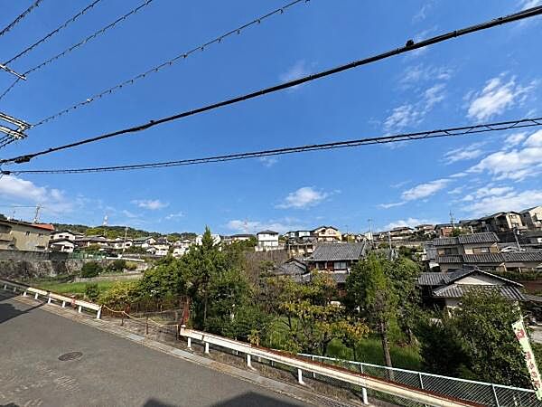 道路向かいに建物が無く開放的で眺望良好です。