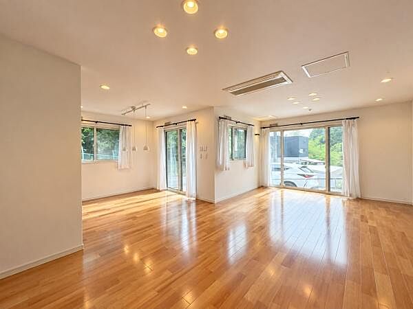 ＬＤＫ（約25．3帖）の写真です。南側から日差しが差し込む、広々とした開放感のあるお部屋です。