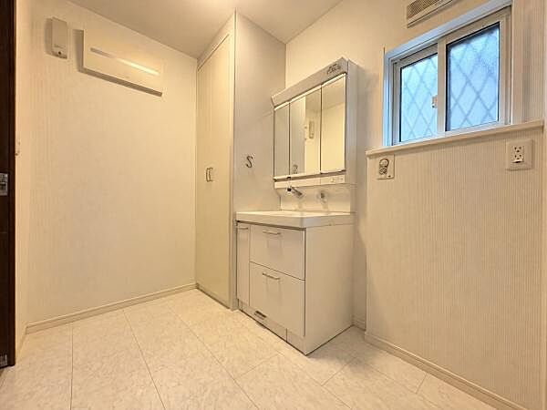 洗面所になります。空間も広く、ストレスなく朝の準備ができます！