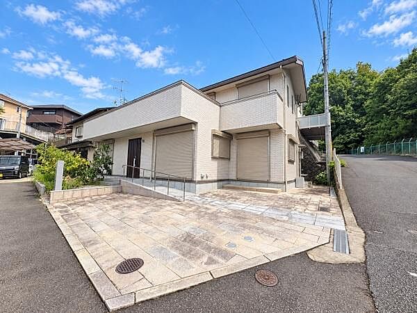 駐車2台（車種による）可能です。