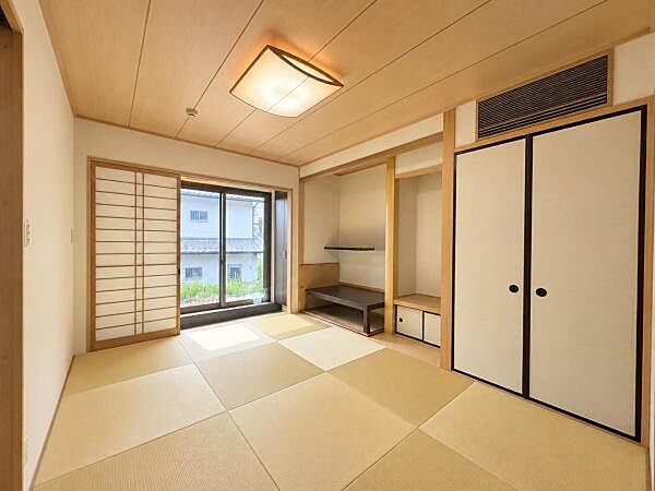 1Ｆ和室（約6．4帖）の写真です。家族がほっと落ち着く空間です。掘りごたつがついております。