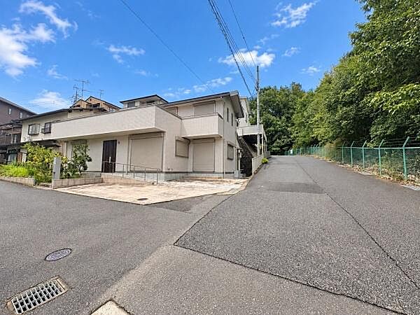 住環境の良い閑静な住宅地です。交通量も少なく安心です！※画像を一部加工（残置物の消去）しています。現況は現地にてご確認ください。