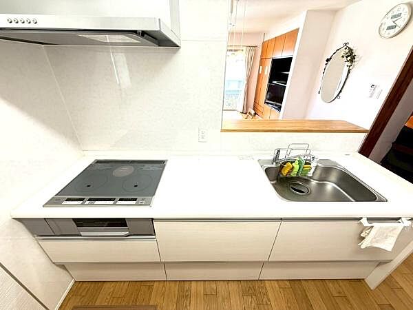 カウンターキッチンですのでリビングを見渡せます♪綺麗にお使いです！