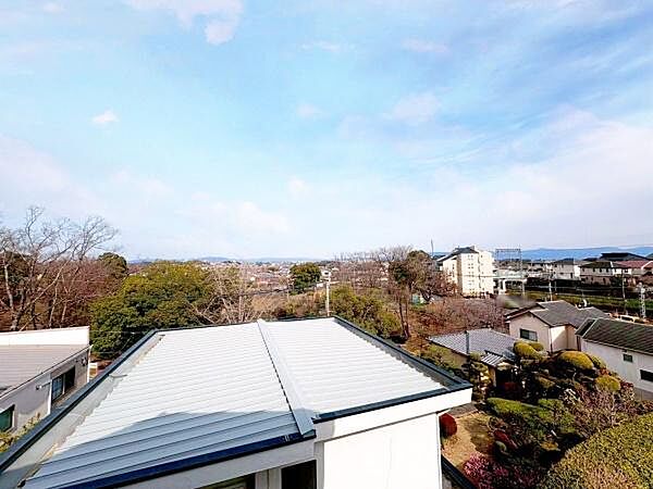 現地からの眺望の写真です。三方遮るものが無いので眺望が良く、陽当り良好なお家です♪