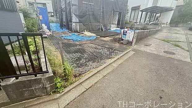 閑静な住宅街で、前面道路は車通りも少ない袋小路