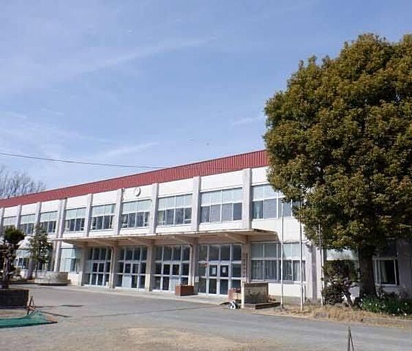 綾瀬市綾北中学校まで850m