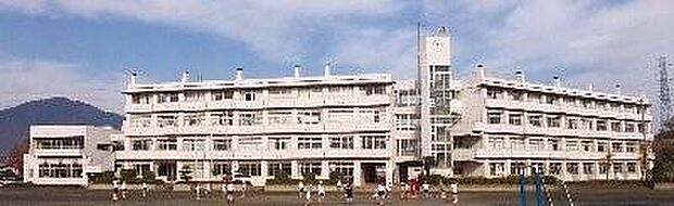 伊勢原市立竹園小学校まで650m