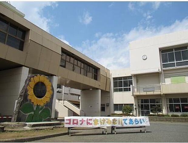 鶴巻小学校まで900m